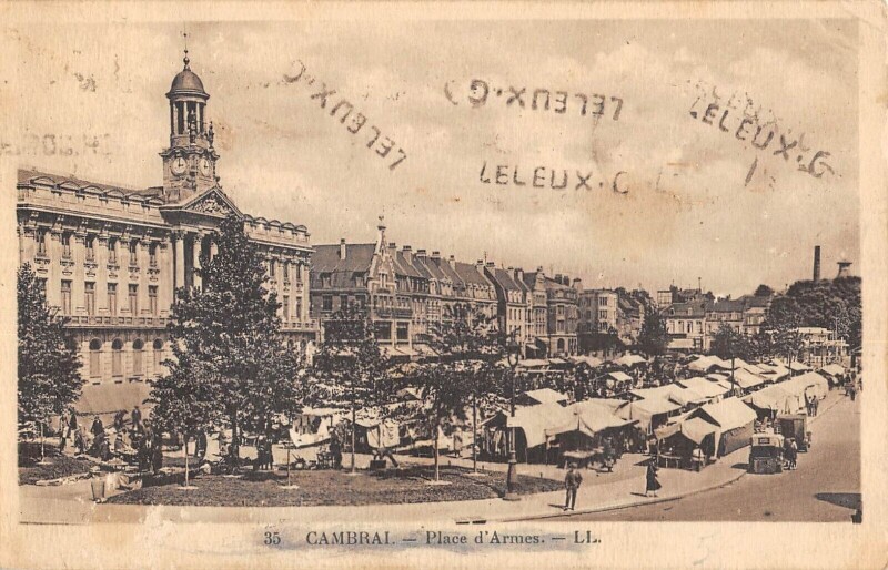 Carte postale ancienne Cambrai Place D'Armes à Cambrai