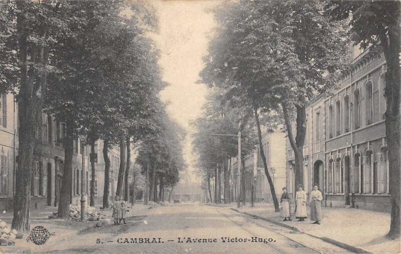 Carte postale ancienne Cambrai Avenue Victor Hugo à Cambrai