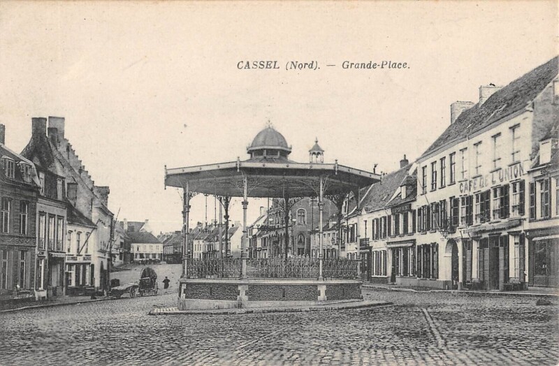 Carte postale ancienne Cassel Grande Place à Cassel