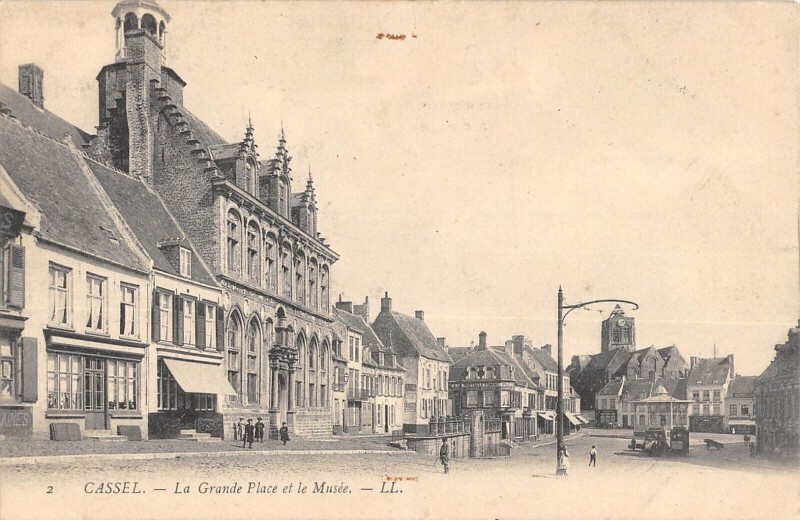 Carte postale ancienne Cassel La Grande Place Et Musee à Cassel