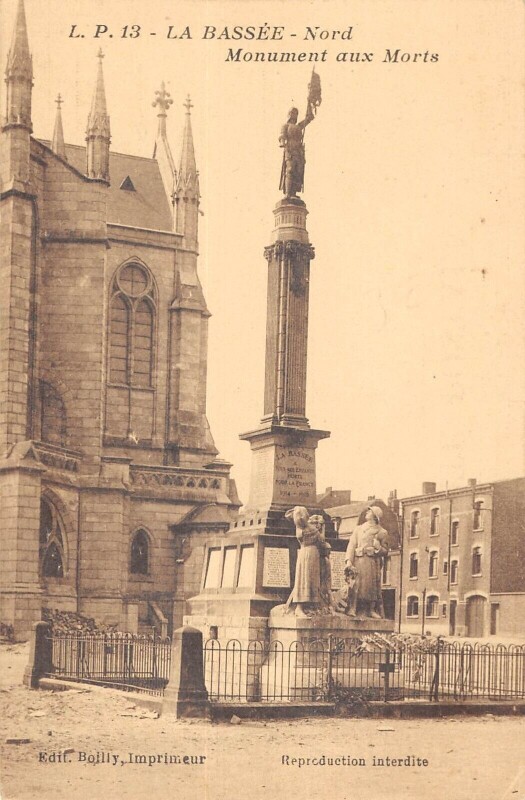 Carte postale ancienne La Bassee Monument Aux Morts
