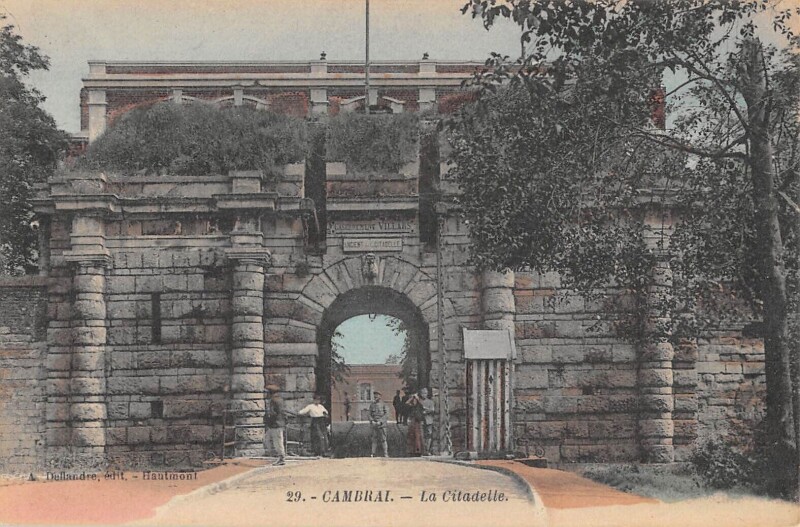Carte postale ancienne Cambrai La Citadelle à Cambrai