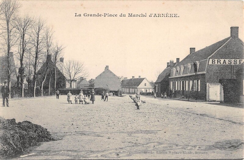 Carte postale ancienne La Grande Place Du Marche D'Arneke