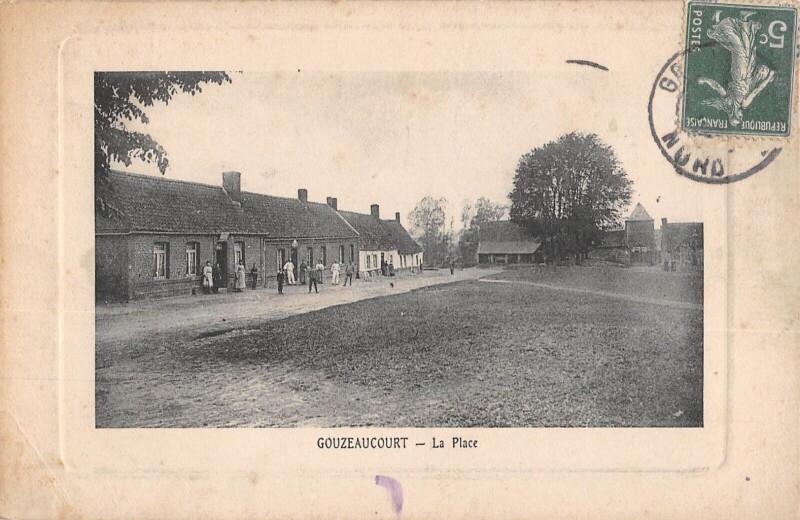 Carte postale ancienne Gouzeaucourt La Place à Gouzeaucourt
