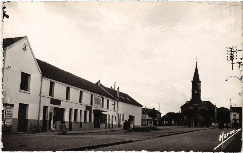 Carte postale ancienne Bobigny Maison du Peuple et Eglise à Bobigny