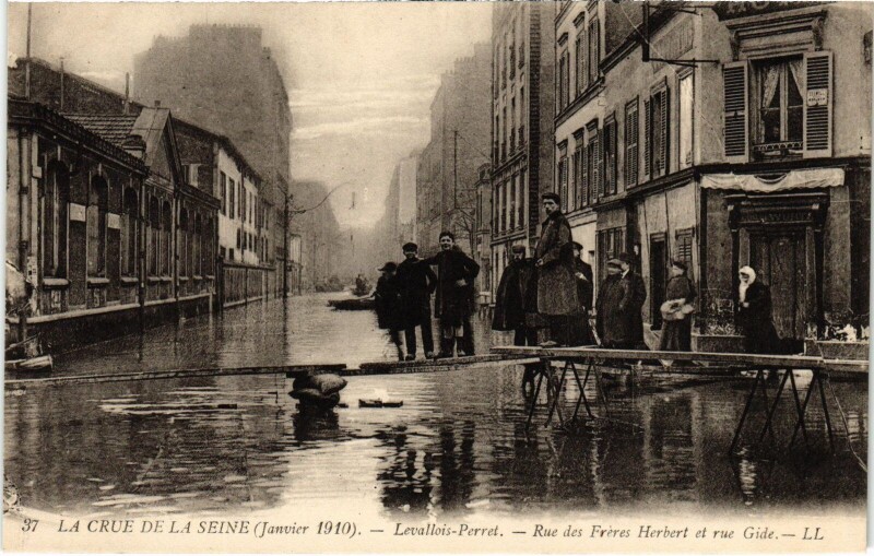 Carte postale ancienne Inondations 1910 Levallois-Perret Rue des Freres Herber à Levallois-Perret