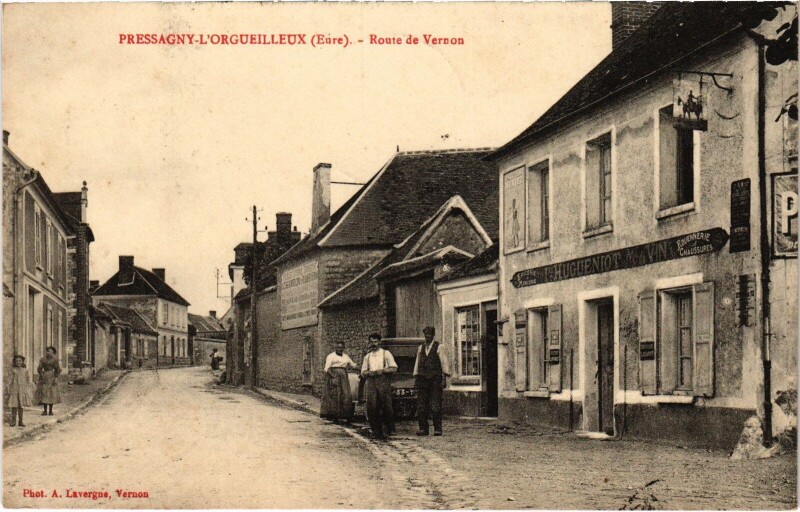 Carte postale ancienne Route de Vernon à Pressagny-l'Orgueilleux