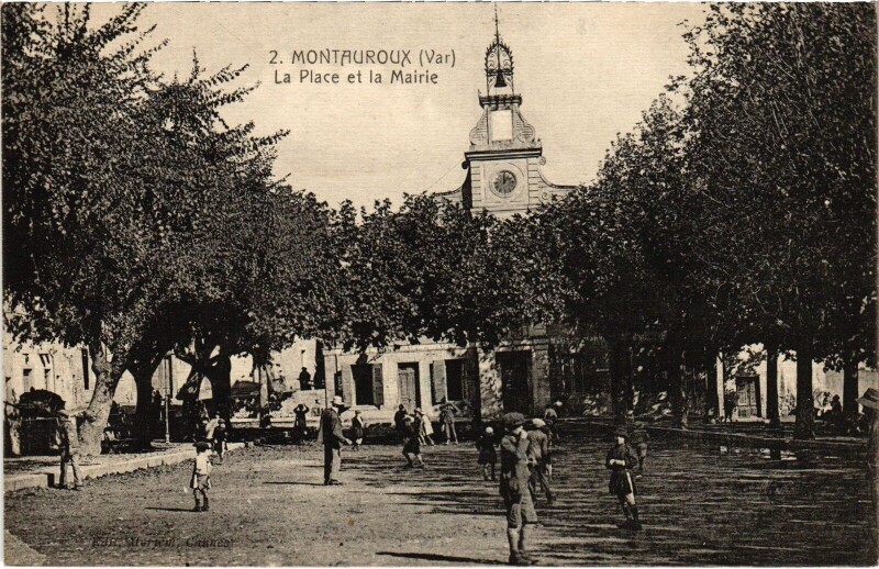 Carte postale ancienne Montauroux place et la Mairie à Montauroux