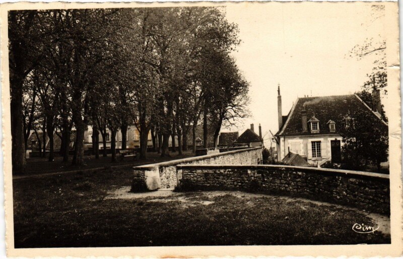 Carte postale ancienne La Chatre Place de l'Abbaye