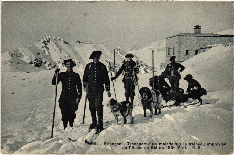 Carte postale ancienne Briancon Transport d'un malade Ecole du ski