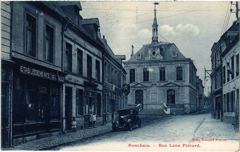 Carte postale ancienne Bouchain Rue Léon Piérard à Bouchain