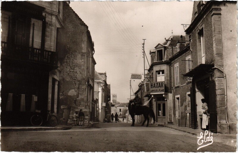 Carte postale ancienne Arromanches Rue du Maréchal Joffre