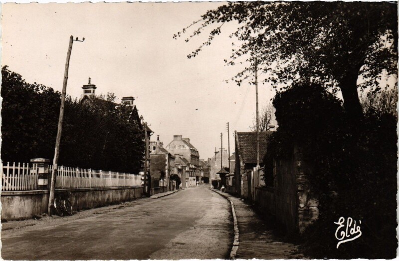 Carte postale ancienne Arromanches Route de bayeux à Bayeux