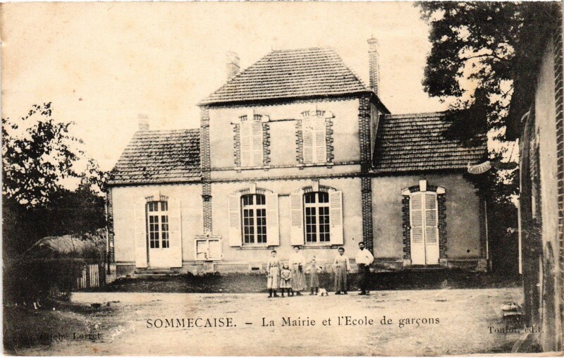 Carte postale ancienne Sommecaise la Mairie et Ecole de garcons à Sommecaise