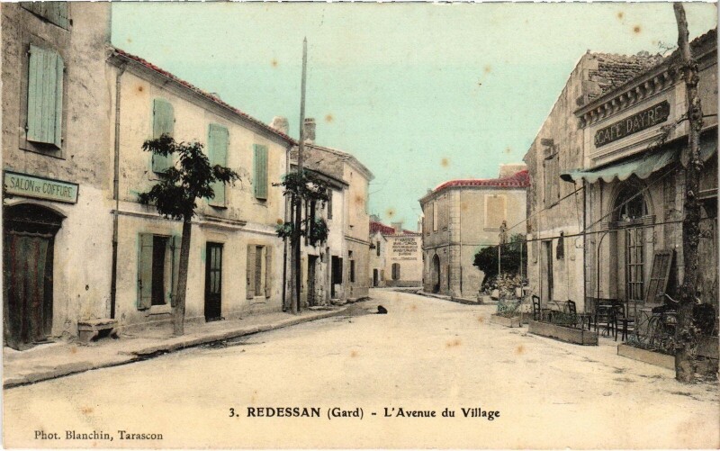 Carte postale ancienne Redessan Avenue du Village à Redessan