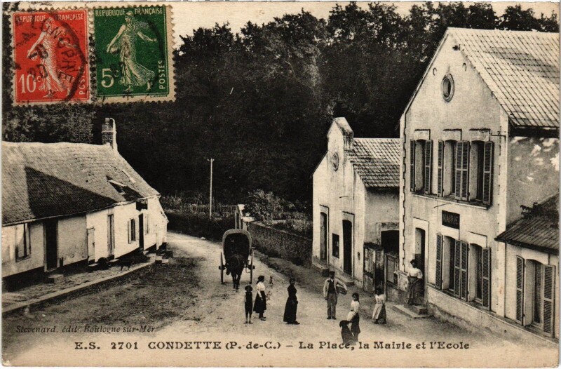 Carte postale ancienne Condette La Place La Mairie et l'Ecole à Condette