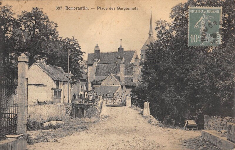 Carte postale ancienne Romorantin Place Des Garconnets