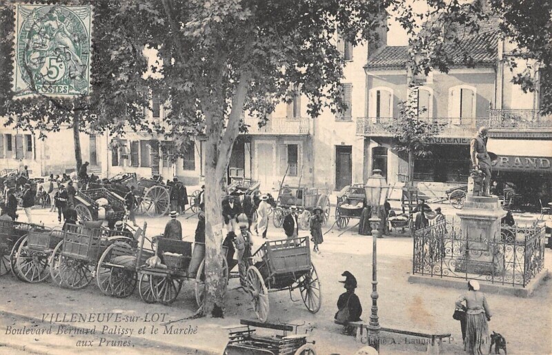 Carte postale ancienne Villeneuve Sur Lot Boulevard Bernard Palissy Et Le Marche Aux Prunes à Villeneuve-sur-Lot