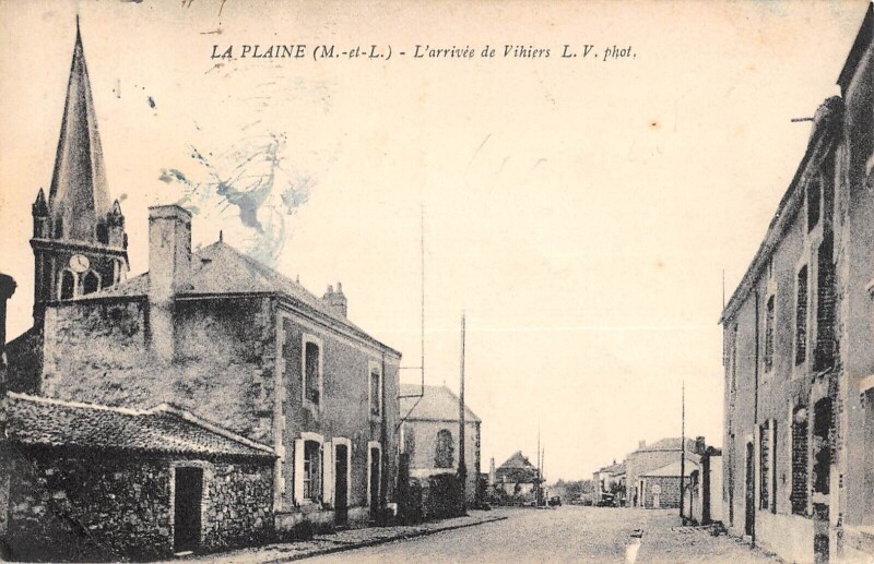 Carte postale ancienne La Plaine L'Arrivee De Vihiers à La Plaine