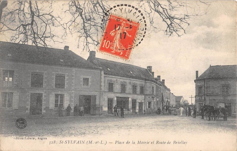 Carte postale ancienne Saint Sylvain Place De La Mairie Et Route De Briollay à Briollay