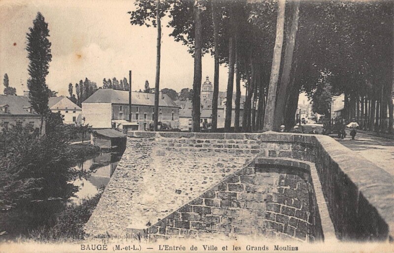 Carte postale ancienne Bauge Entree De Ville Et Les Grands Moulins