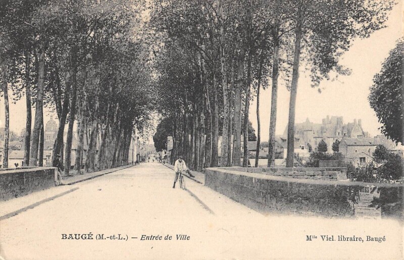 Carte postale ancienne Bauge Entree De Ville