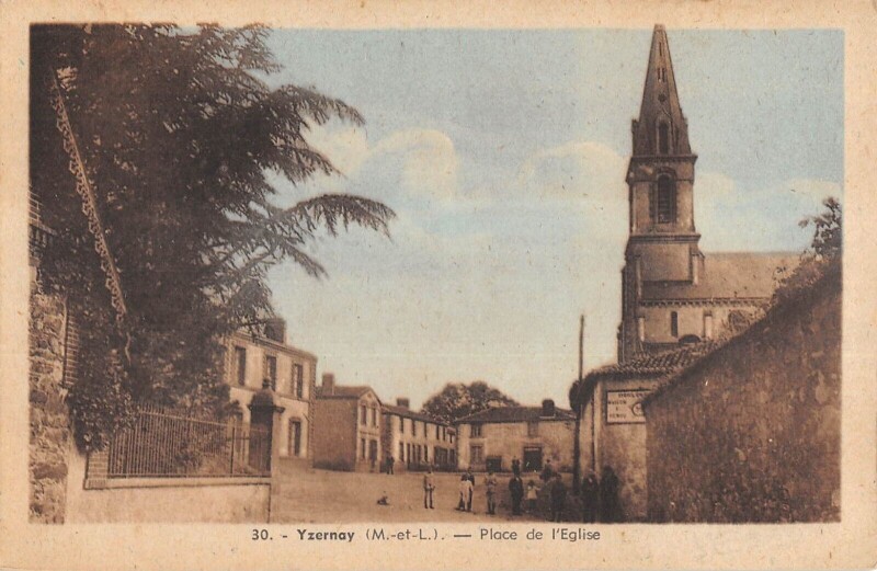 Carte postale ancienne Yzernay Place De L'Eglise à Yzernay