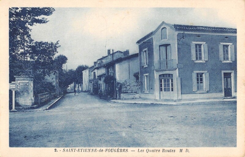 Carte postale ancienne Saint Etienne De Fougeres Les Quatre Routes