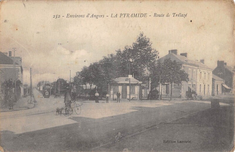 Carte postale ancienne La Pyramide Route De Trelaze