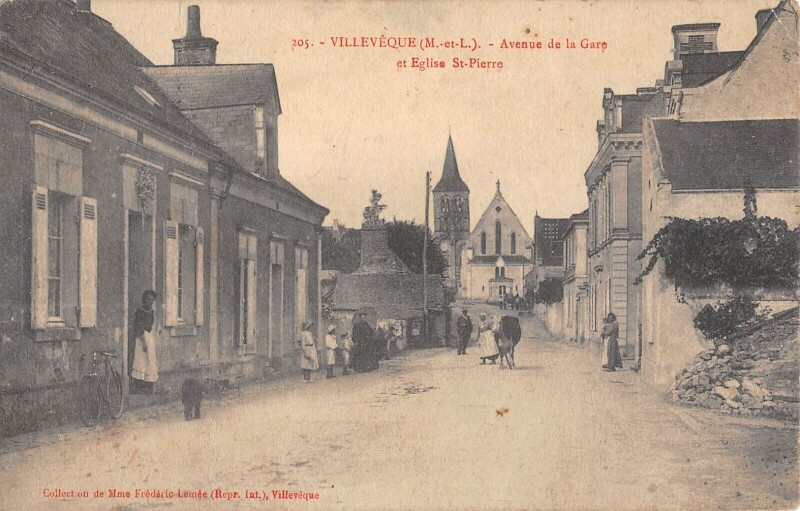Carte postale ancienne Villeveque Avenue De La Gare Et Eglise Saint Pierre