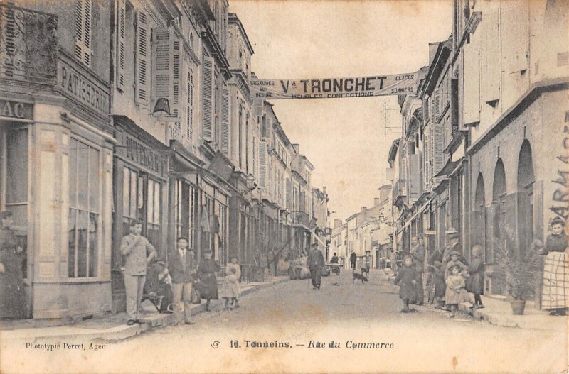 Carte postale ancienne Tonneins Rue Du Commerce à Tonneins