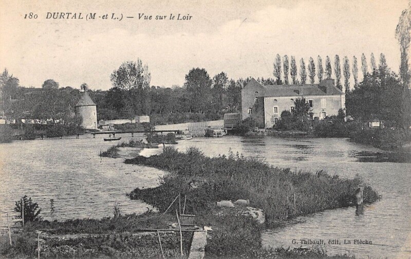 Carte postale ancienne Durtal Vue Sur Le Loir à Durtal