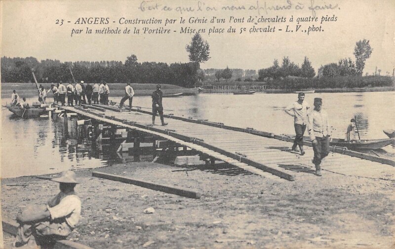 Carte postale ancienne Angers Construction Par Le Genie D'Un Pont De Chevalets à Angers