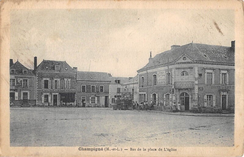 Carte postale ancienne Champigne Bas De La Place De L'Eglise