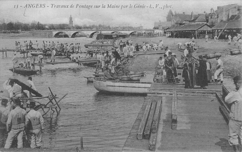 Carte postale ancienne Angers Travaux De Pontage Sur La Maine Par Le Genie à Angers