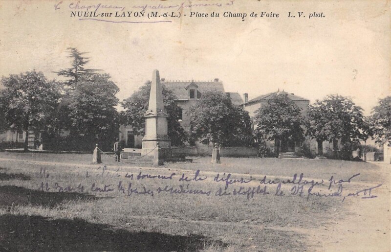 Carte postale ancienne Nueil Sur Layon Place Du Champ De Foire