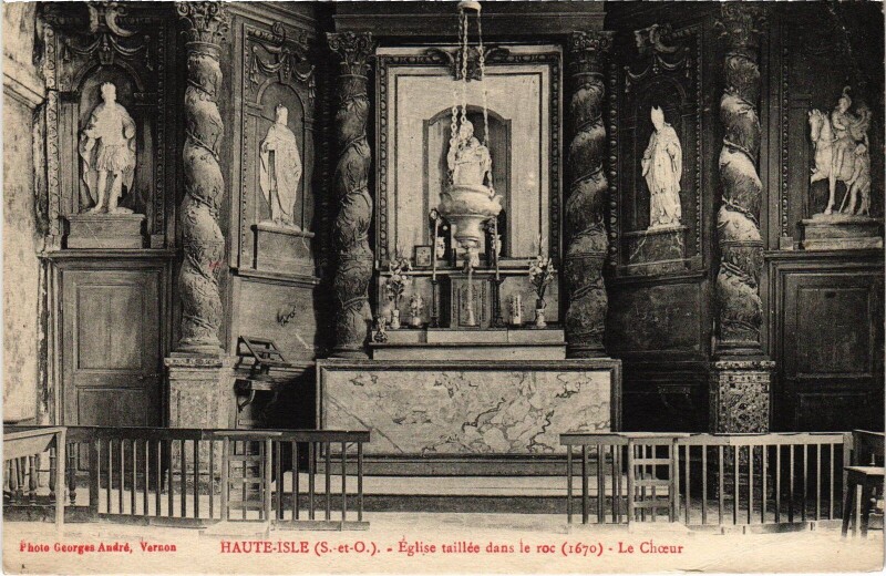 Carte postale ancienne Haute-Isle Eglise taillee dans le roc France à Haute-Isle