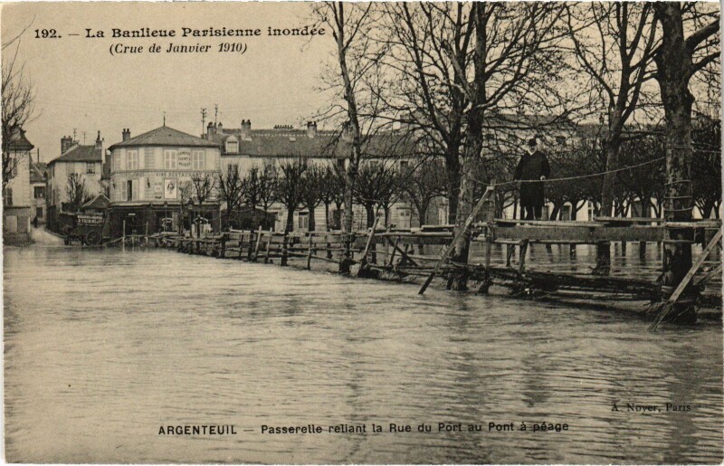 Carte postale ancienne Argenteuil Passerelle reliant la Rue du Port France à Argenteuil