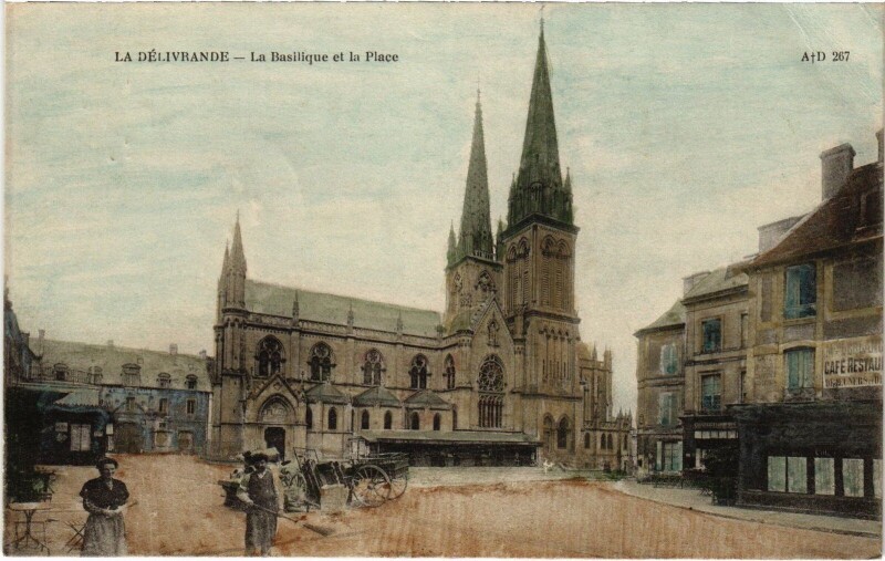 Carte postale ancienne La Délivrande La Basilique et la Place