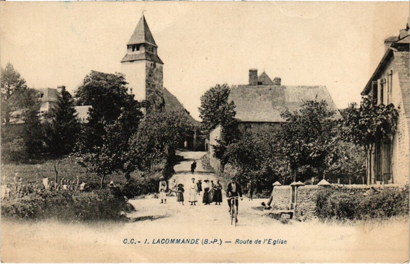 Carte postale ancienne Lacommande Route de l'Eglise à Lacommande