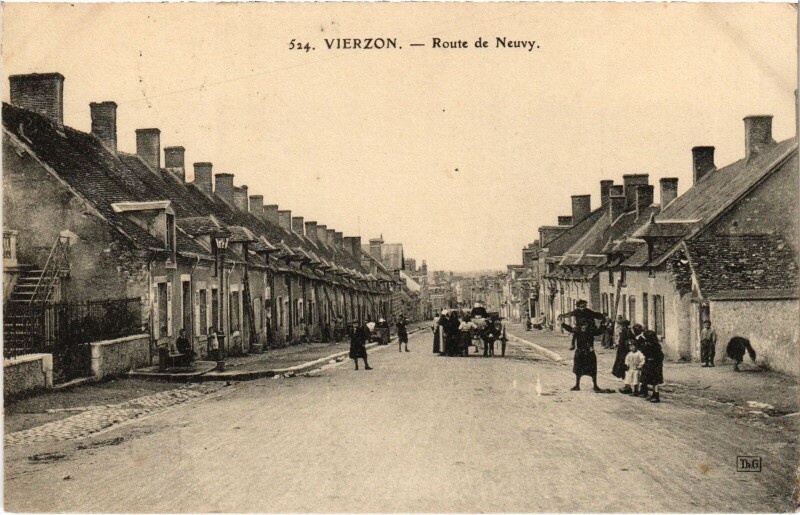 Carte postale ancienne Vierzon Route de Neuvy à Vierzon
