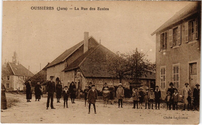 Carte postale ancienne Oussieres Rue des Ecoles