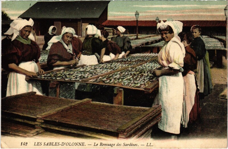 Carte postale ancienne Les Sables-d'Olonne Remuage des Sardines aux Sables-d'Olonne