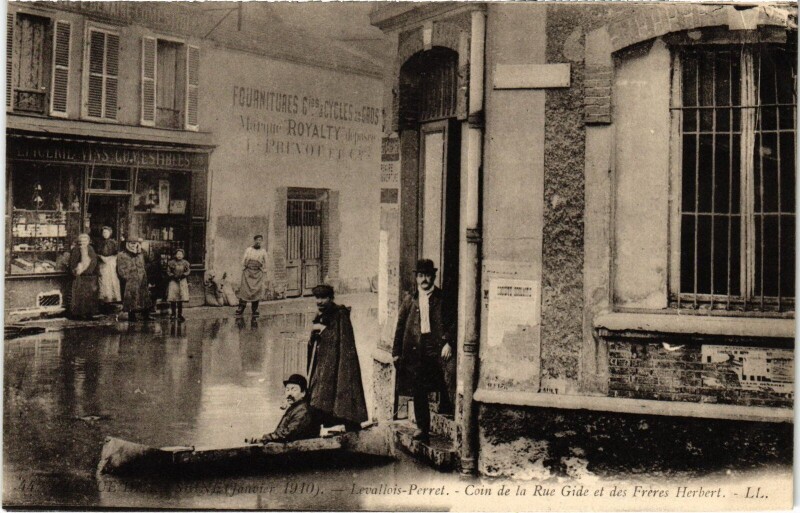 Carte postale ancienne Inondations 1910 Levallois-Perret Rue Gide et des Freres Herbert à Levallois-Perret