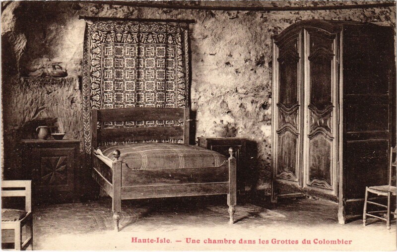 Carte postale ancienne Haute-Isle Une chamre dans les Grottes du Colombier France à Haute-Isle