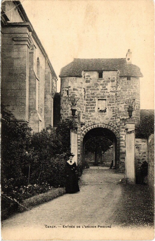 Carte postale ancienne Cergy Entree de l'Ancien Prieure France à Cergy