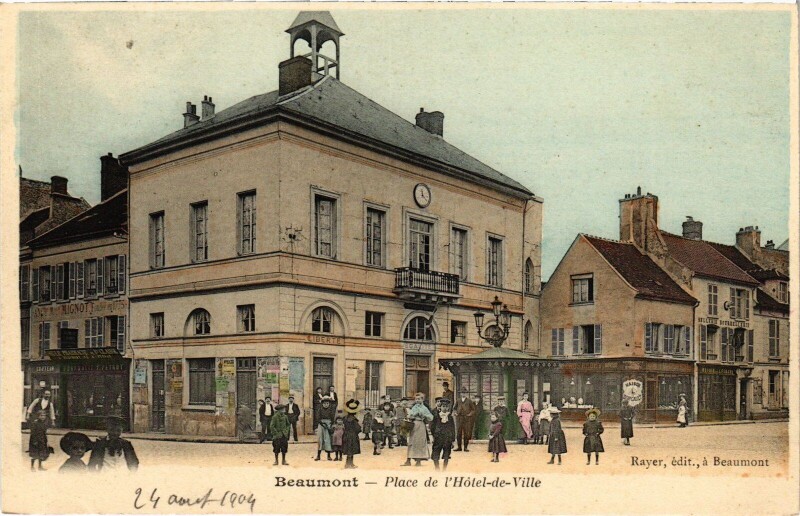 Carte postale ancienne Beaumont s Oise Place de l'Hotel de Ville France