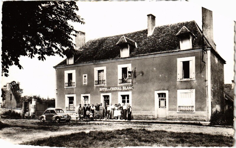Carte postale ancienne Sainte-Montaine Place de l'Eglise hotel du Cheval Blanc à Sainte-Montaine