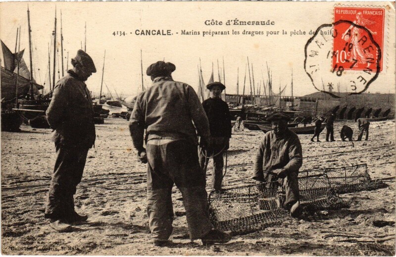 Carte postale ancienne Cancale marins préparant les dragues à Cancale