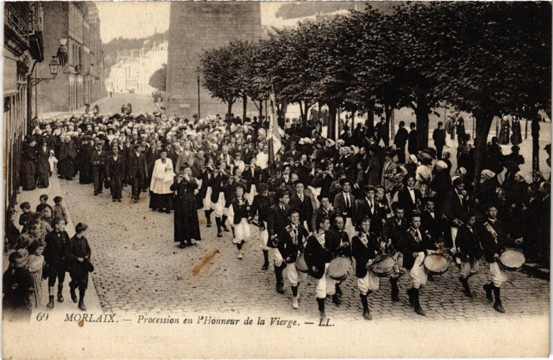 Carte postale ancienne Morlaix Procession en l'honneur de la Vierge à Morlaix